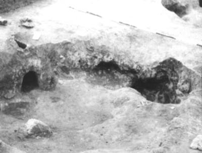 Röjtökmuzyaj - Zsebedomb alja. II. műhelygödör és a kohó. (Gömöri 2000, 148., 104. kép.)