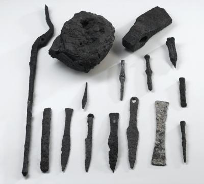Petőháza-Lésalja, 4. századi kovácsműhely szerszámai és félkész termékei vasbuca, fogó fele, lyukasztóvas. (Soproni Múzeum, állandó régészeti kiállítás)
